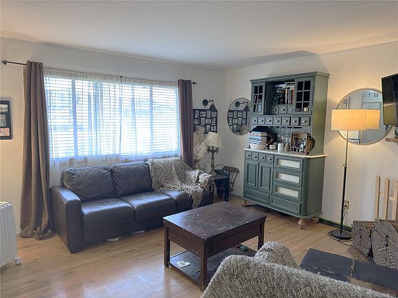 2nd image of 693 Wedgewood Cres