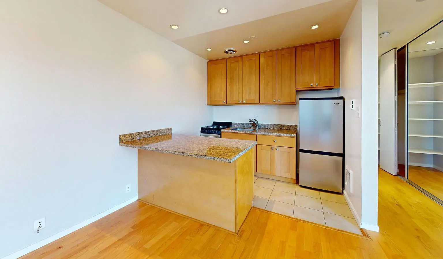 Top Floor Modern Studio in Potrero Hill Great Location & Pet Friendly! — Photo 3