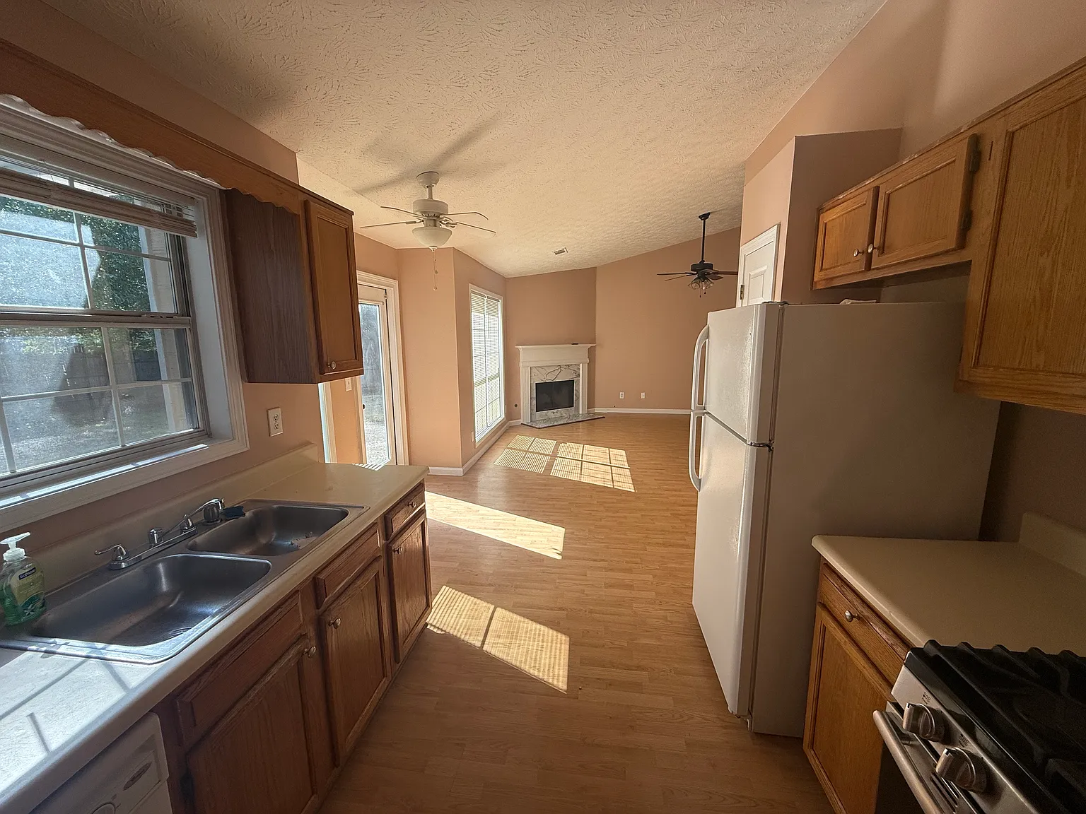 3 bed, 1164 sqft, $2,200 — Photo 2