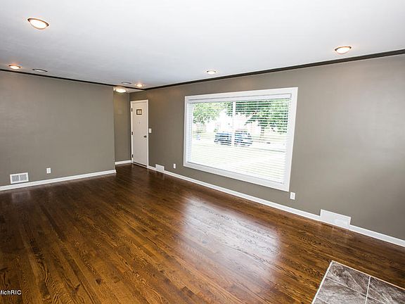 4th image of 838 Everglade Dr SE