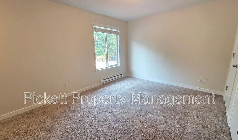 354 NW Edvard St #E — Photo 18