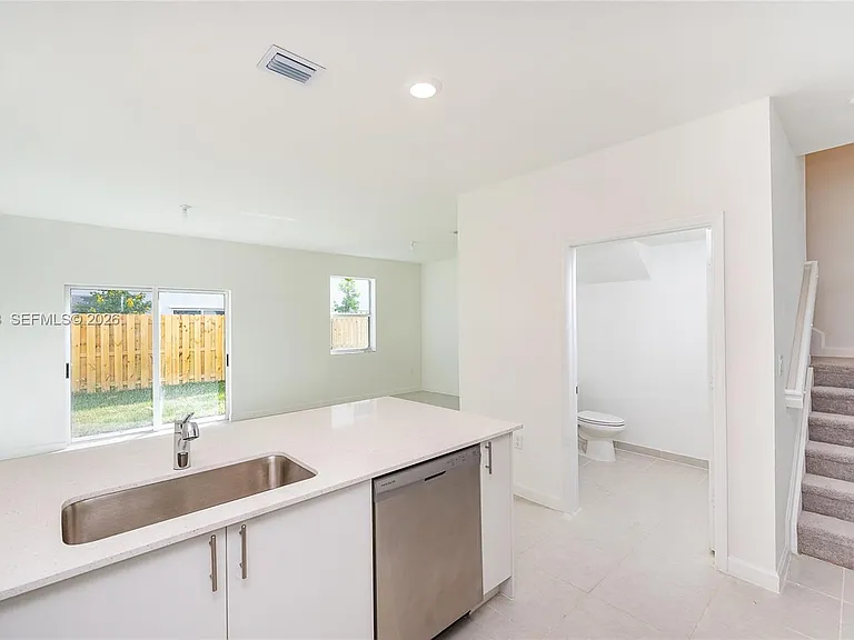 2642 SE 10th St — Photo 5