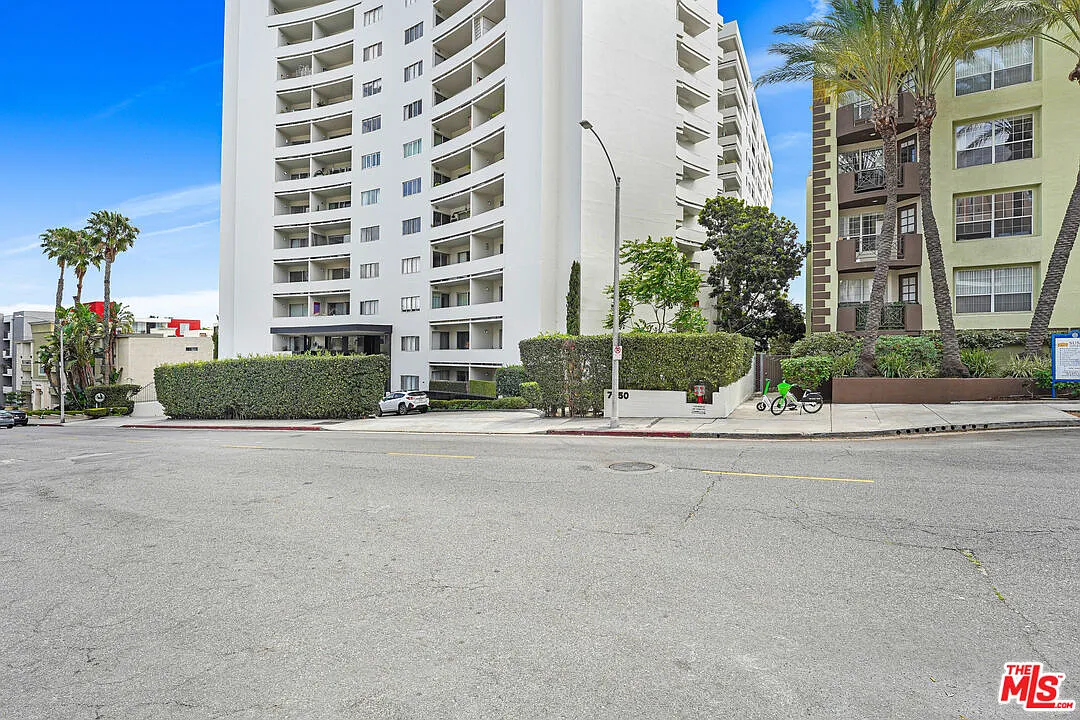 1 bed, 1.5 bath, 998 sqft, $4,200 — Photo 1