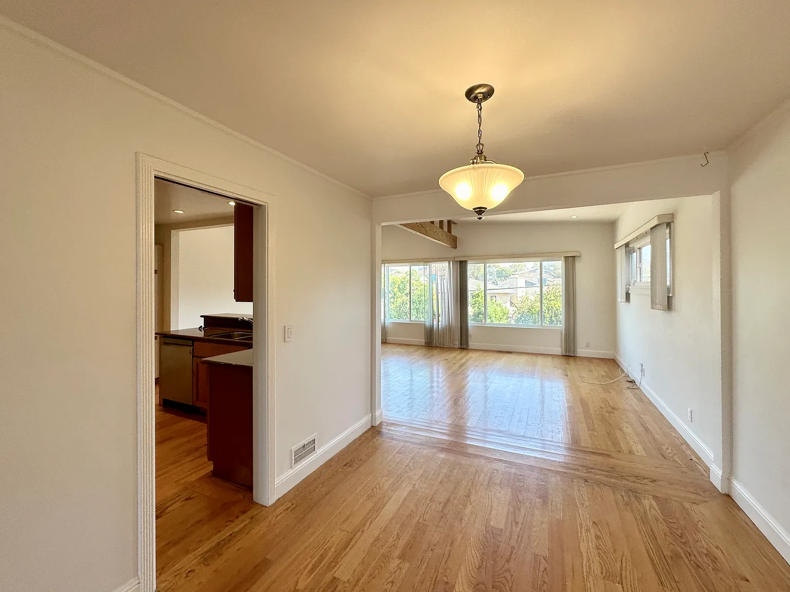4 bed, 1950 sqft, $7,495 — Photo 3