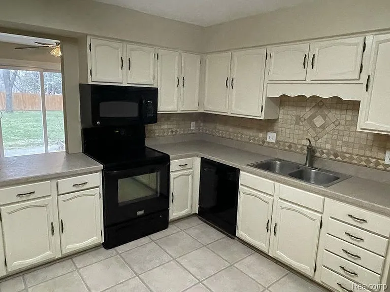 8484 Pepper Ridge Dr — Photo 2