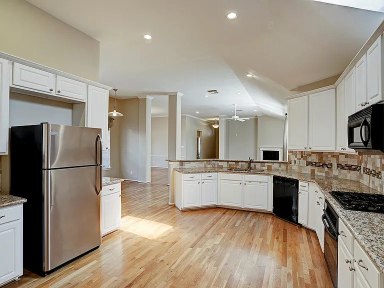 9907 Kemp Forest Dr — Photo 10