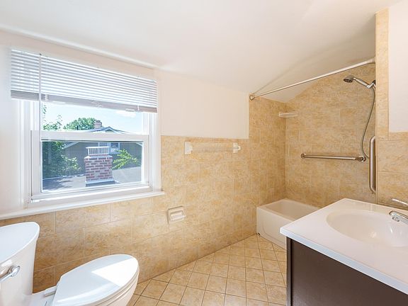 5th image of 32 Oakwood Ave Floor 3