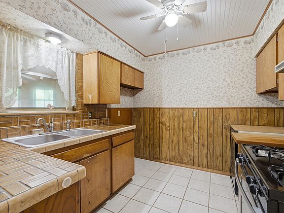 4th image of 4137 Hiland Dr