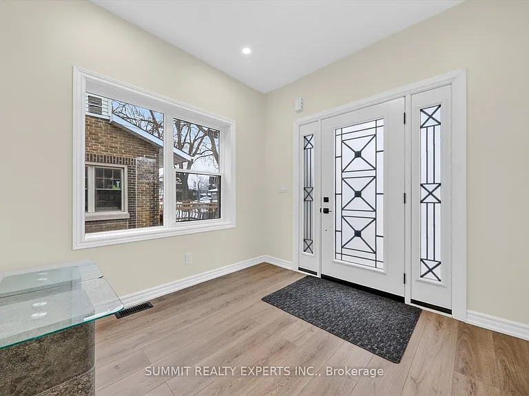 35 Court St N — Photo 7