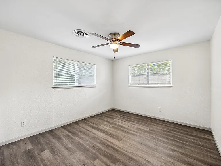 232 Hallmark Dr W — Photo 17