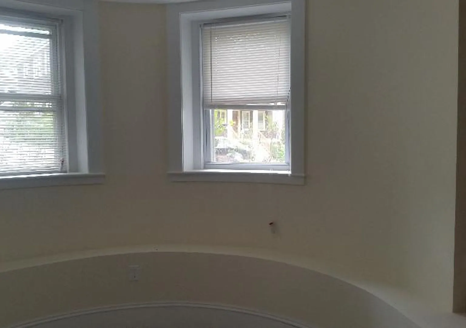 Nicely updated ground level 1 bed with in-unit laundry near the Green Line. — Photo 4