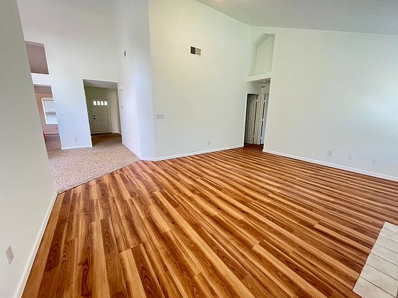 3rd image of 2082 E Minarets Ave