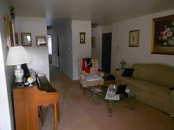 4th image of 272 Middlebury Ct Unit B1