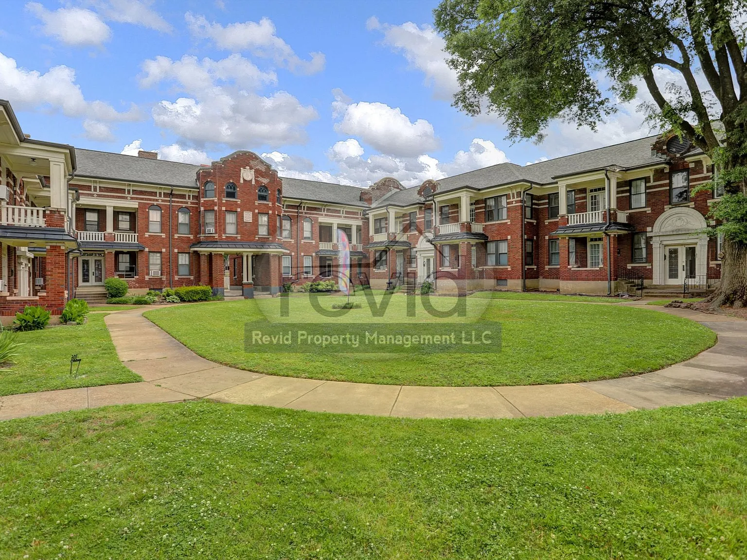 The Broadmoor Apartments — Photo 4