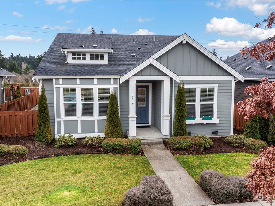 Inviting front entry. HOA maintains front yard. >