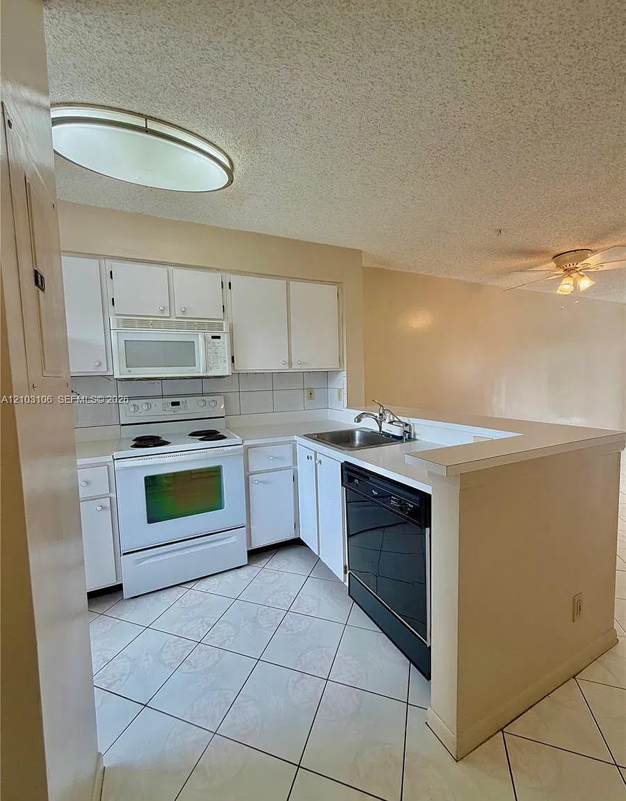 Cypress Bend Condominium — Photo 3