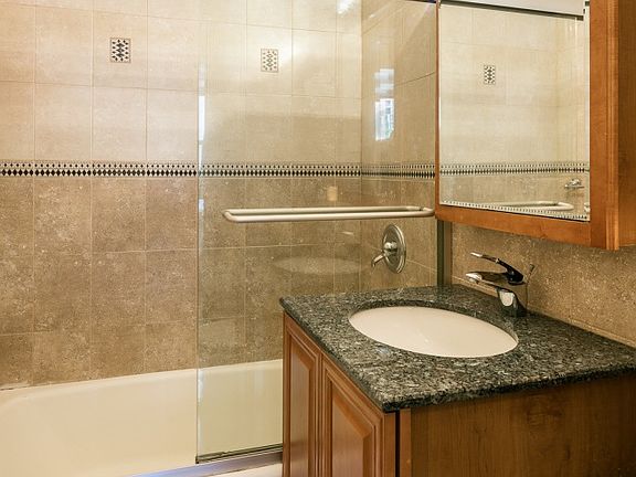 5th image of 225 E 36th St APT 5P