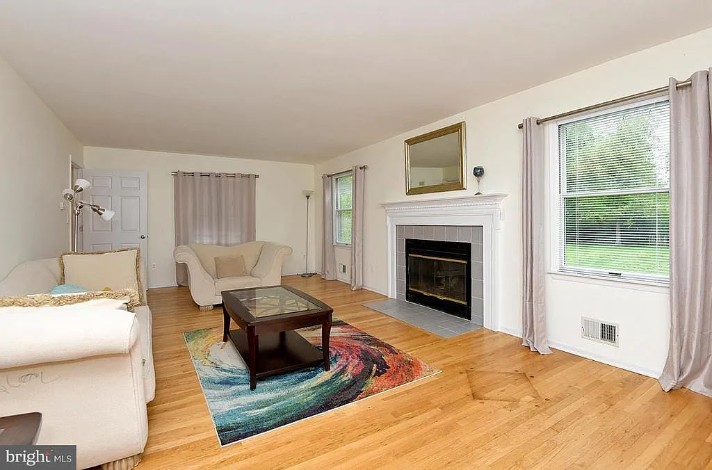 4 bed, 2760 sqft, $4,650 — Photo 3