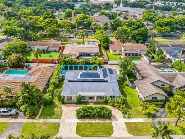 633 N Crescent Dr, Hollywood, FL 33021