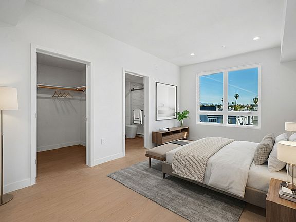 3rd image of 1717 N Winona Blvd #201