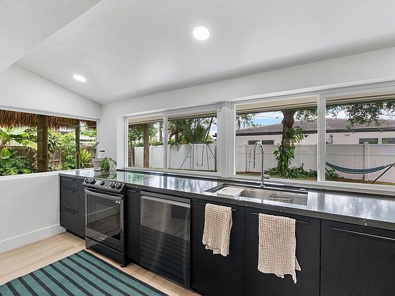 4th image of 701 SE 5th Court