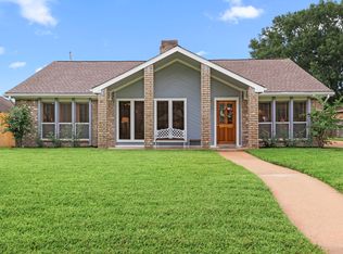 815 Millpond Dr, Sugar Land, TX 77498