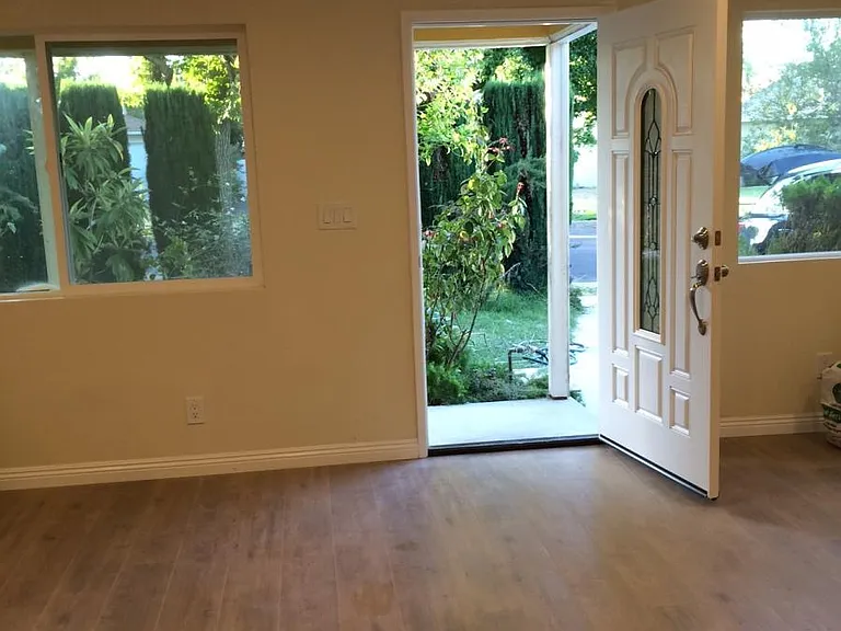 20532 Vose St — Photo 1
