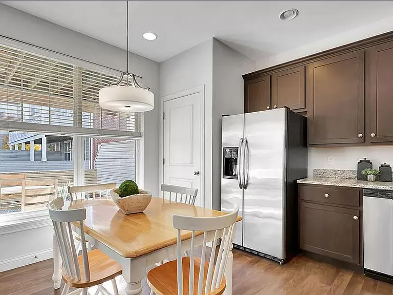 205 E Rochelle St — Photo 6