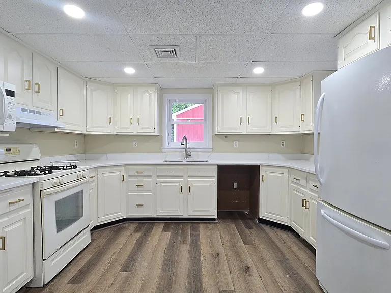 706 Lechauwecki Ave — Photo 2