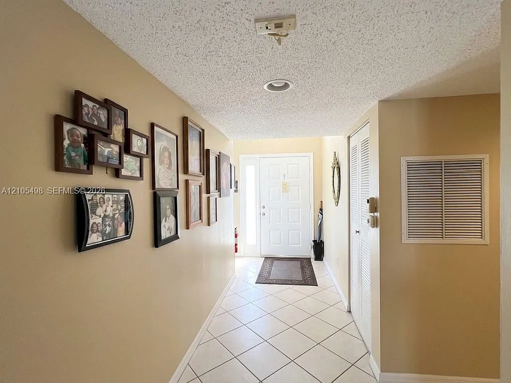 Devon Condominium I — Photo 2