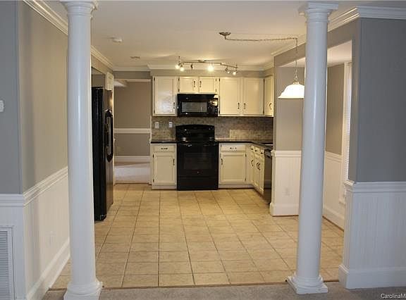 4th image of 421 Vista Grande Cres