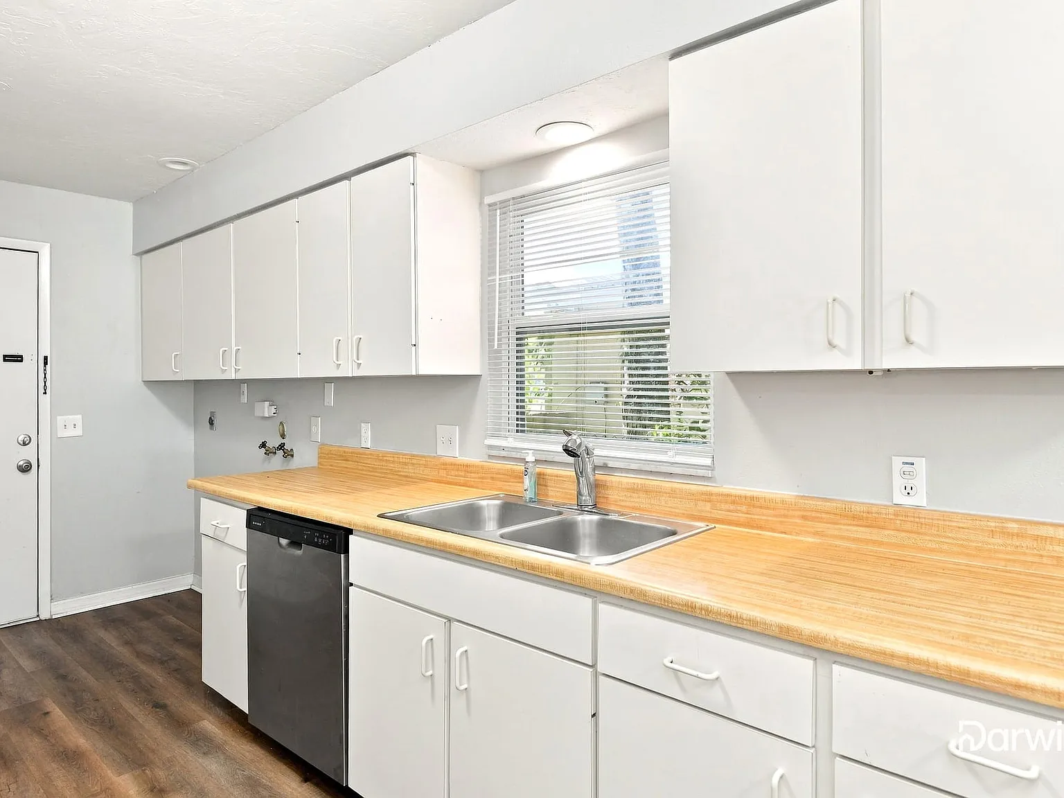 3 bed, 2.0 bath, 1242 sqft, $2,070 — Photo 2