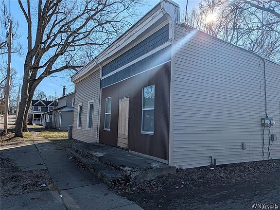 2nd image of 165 Erie St