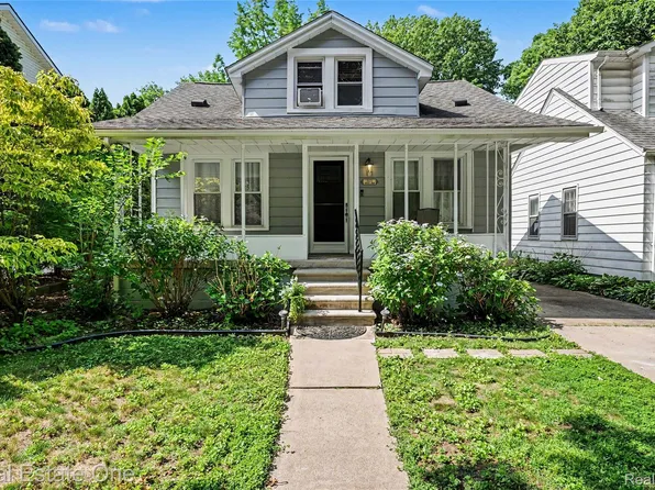 2073 Roslyn Rd, Grosse Pointe Woods, MI 48236