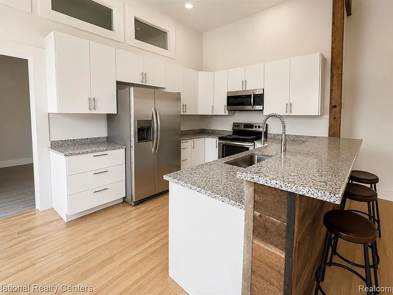 17 W Lawrence St #2D — Photo 8