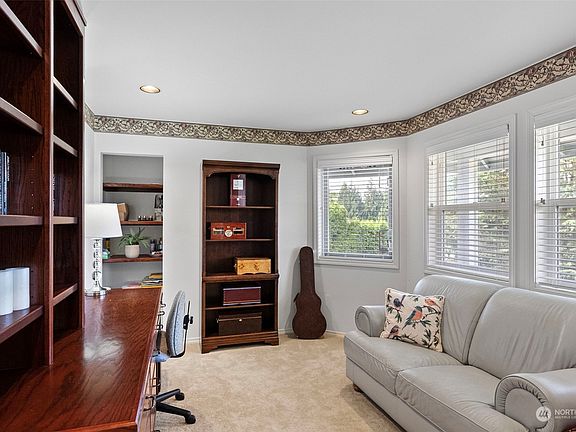 5th image of 4566 Benita Place NE