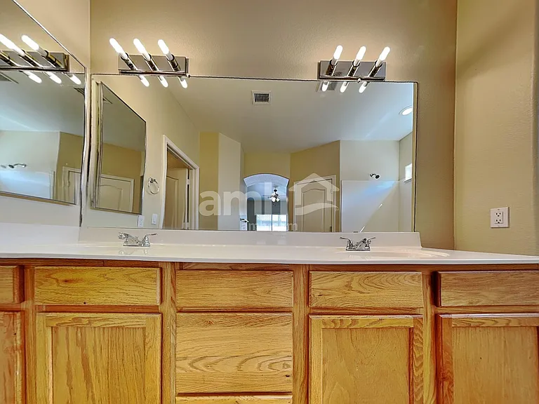 11852 W Cambridge Ave — Photo 13