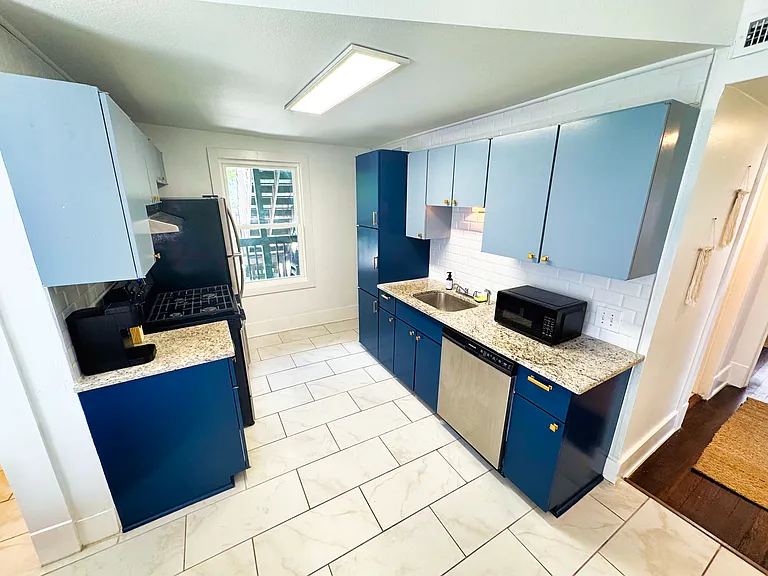 437 Queen Anne Ct — Photo 10