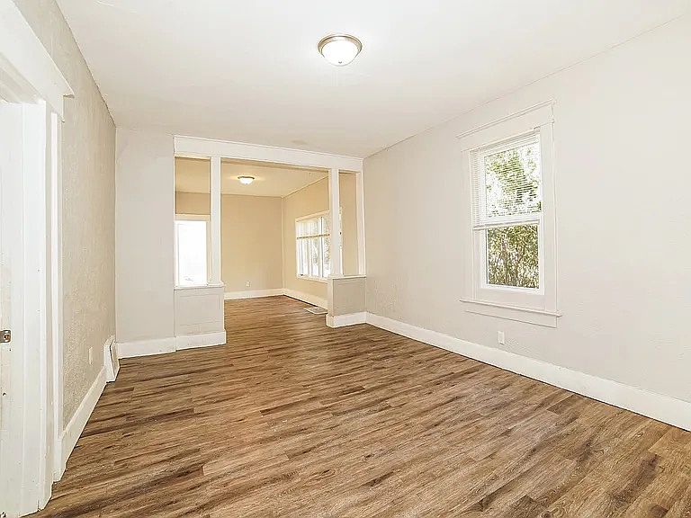 1st image of 1117 E Corrington Ave