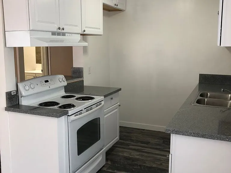 650 Linden Ave — Photo 11