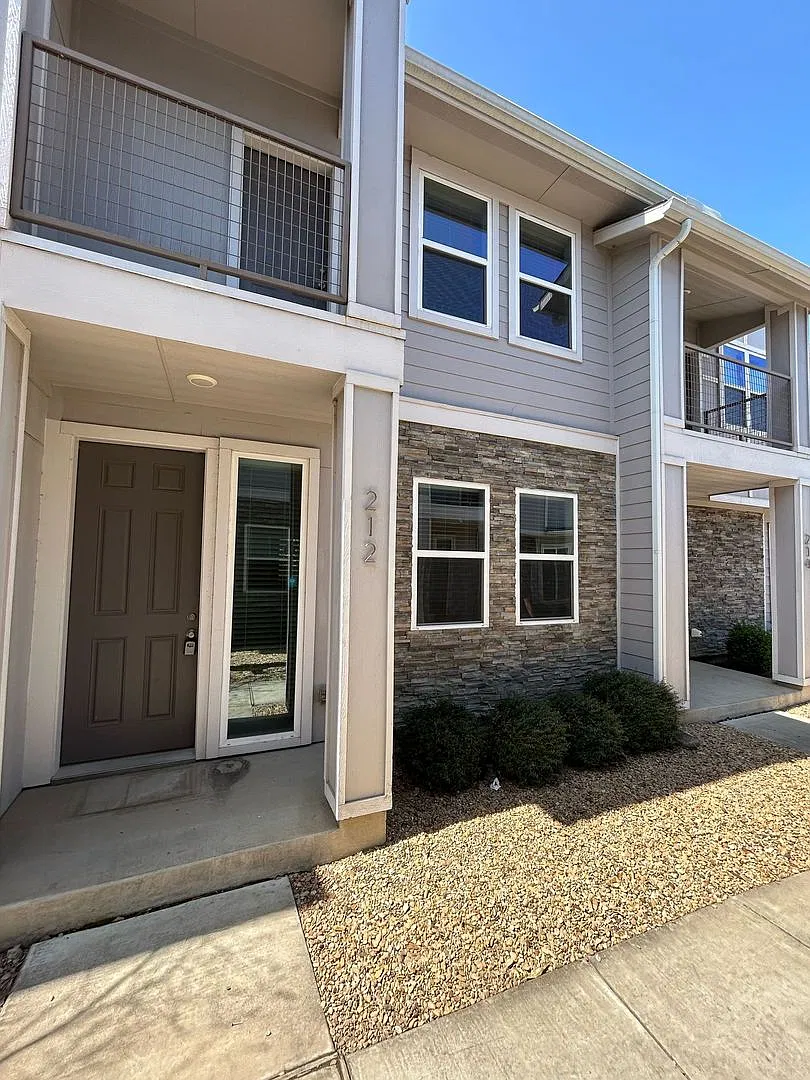 212 Stellariga Pl — Photo 2