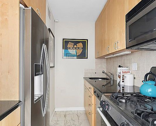 5th image of 130 E 18th St APT 10V