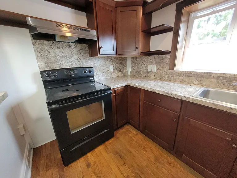 905 E King St — Photo 8