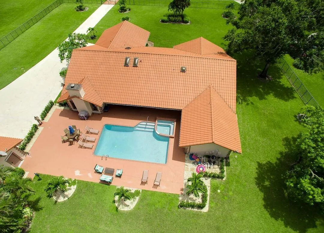 6 bed, 4.0 bath, 3008 sqft, $12,000 — Photo 2