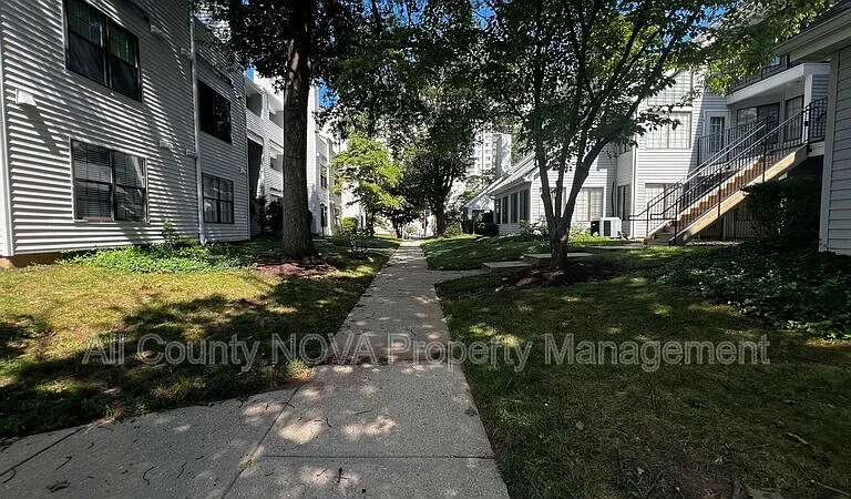 1611 Carriage House Ter #1611 — Photo 28