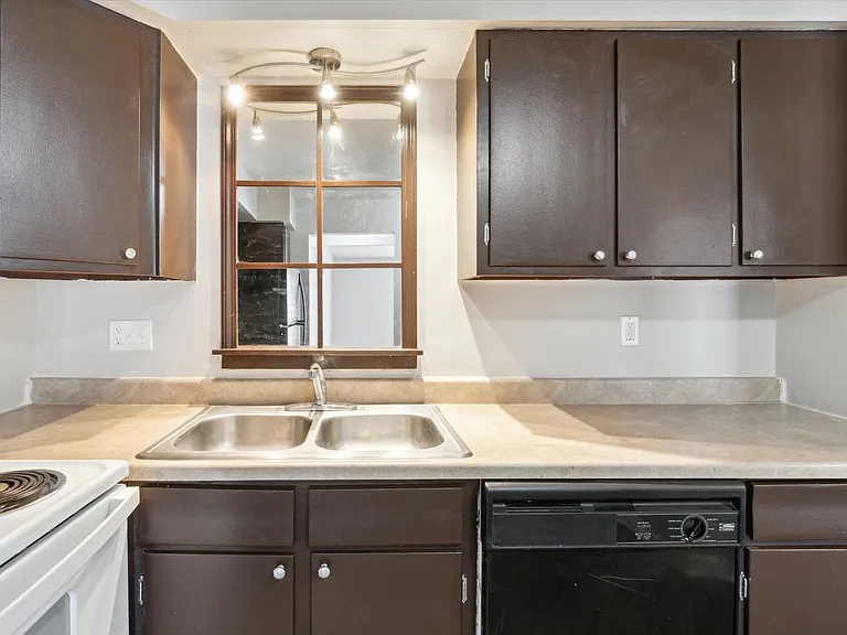 Country Club Park Apartments (320 S. Drake LLC) — Photo 7
