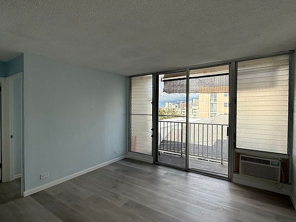 5th image of 1440 Ward Ave APT 402