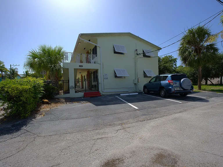 220 Lucerne Ave #4 — Photo 3