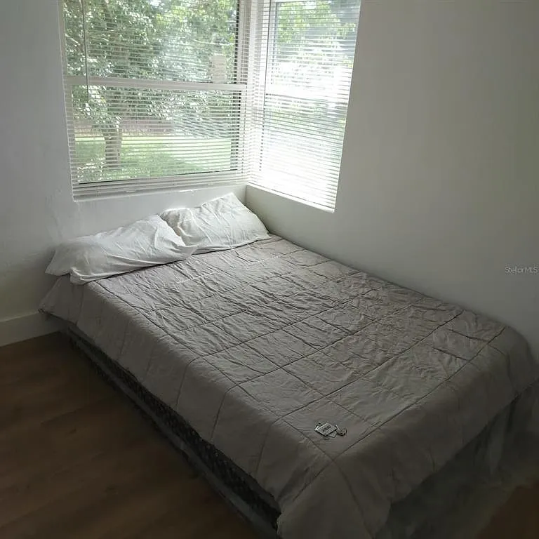 3 bed, 2.0 bath, 1072 sqft, $2,100 — Photo 4
