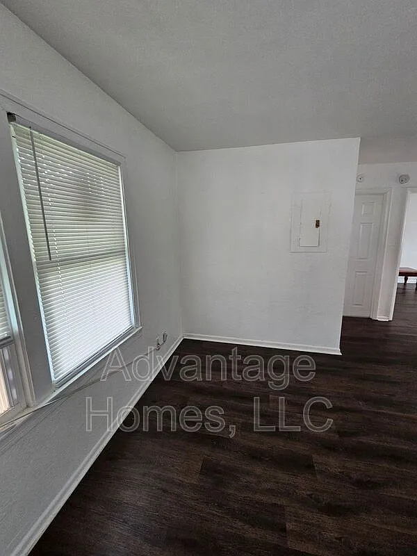 1015 N Scott Ave — Photo 2